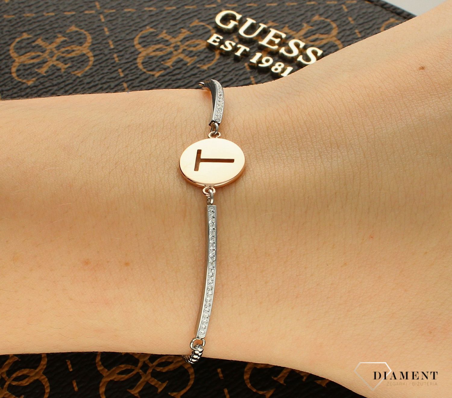 Bransoletka Nomination Italy z kolekcji Milleluci Letters. Wykonana ze stali szlachetnej, zdobiona mieniącymi się, błyszczącymi cyrkoniami pave oraz zawieszką z literą T w kolorze różowego złota.jpg